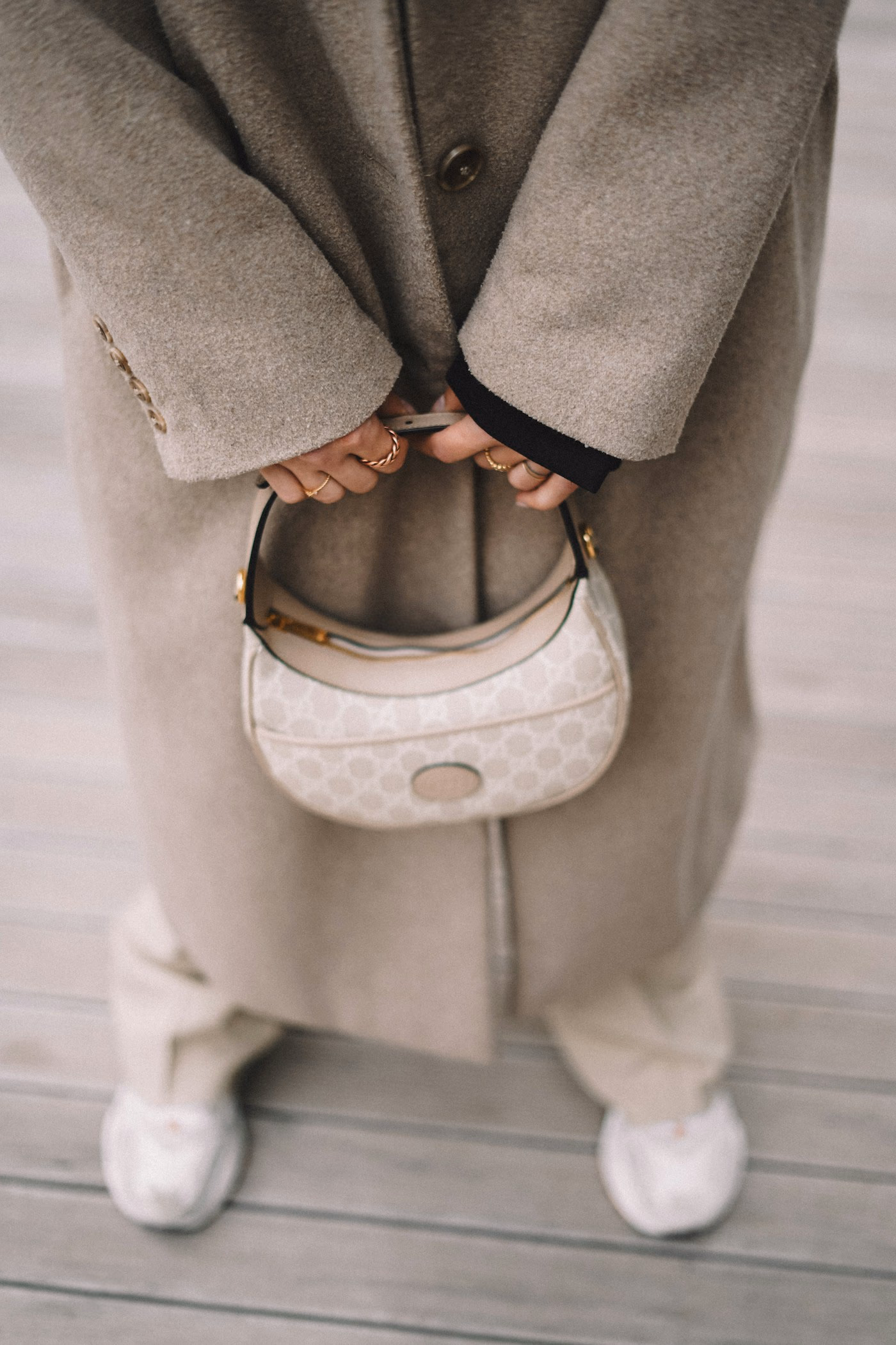 Casaco camel e bolsa creme